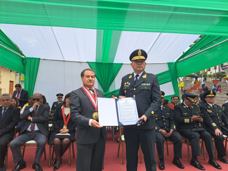 Rector de la UNAMBA participó en ceremonia por el 35 aniversario de la Policía Nacional del Perú