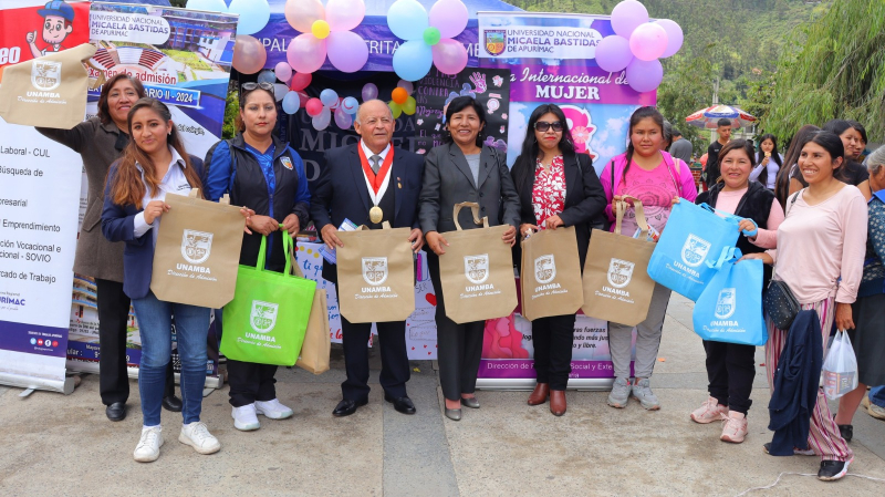 UNAMBA participa en feria multisectorial por el Día Internacional de la Mujer en la plaza de Tamburco