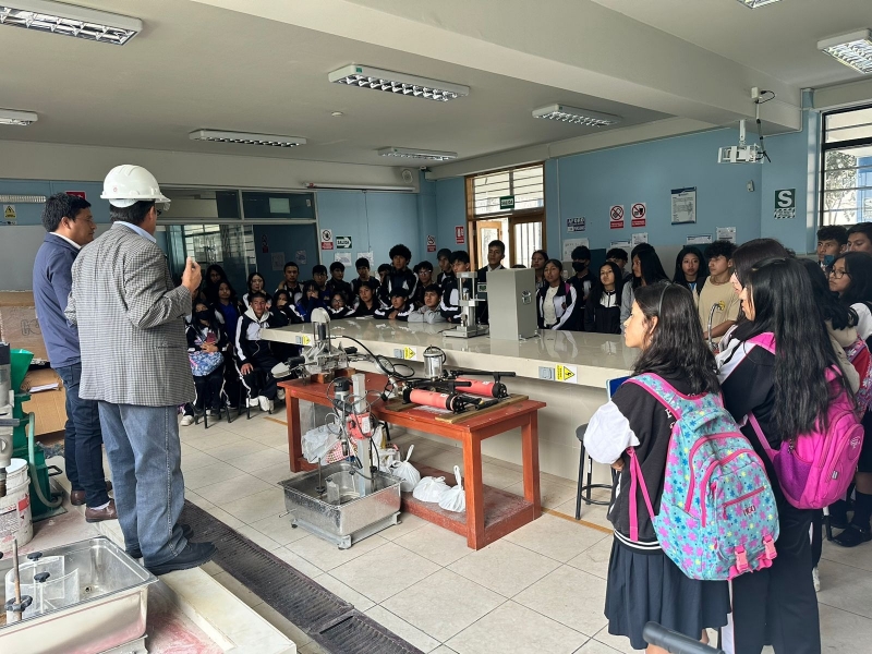 Estudiantes del centro educativo José María Arguedas de Abancay visitaron laboratorios de la UNAMBA