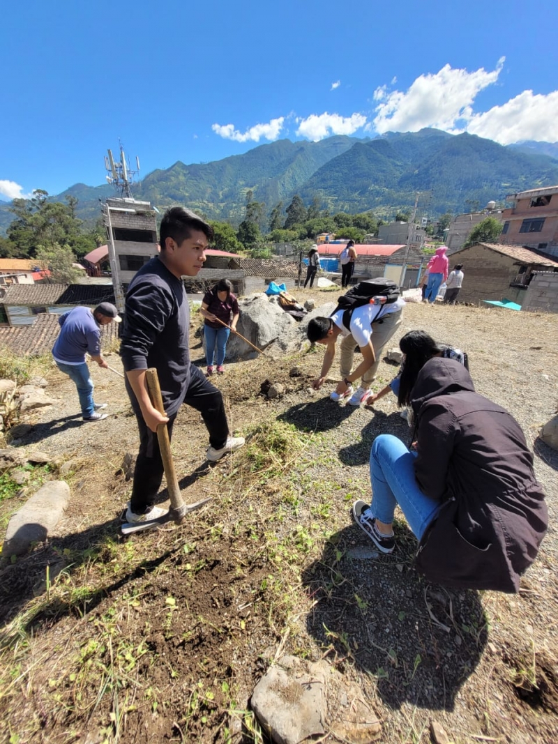Estudiantes de la UNAMBA participan en jornada de limpieza del sitio arqueológico Usnomoqo de Tamburco
