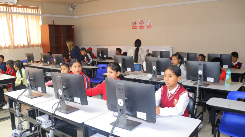 Escolares de la Institución Educativa “Micaela Bastidas Phuyucahua” de Tamburco visitaron los laboratorios de Ingeniería Informática y Sistemas de la UNAMBA