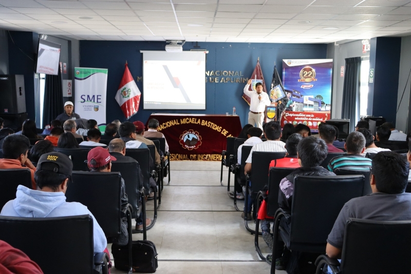 Estudiantes y docentes de Ingeniería de Minas participan en conferencia “Factores clave del éxito en perforación y voladura”
