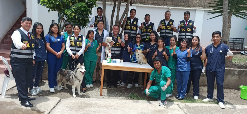 Campaña de desparasitación de canes de la Policía Nacional del Perú con participación de veterinarios de la UNAMBA