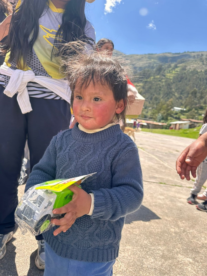 Educación Inicial lleva alegría, baile, regalos y chocolatada navideña a niños y abuelitos de la comunidad de Asil del distrito de Cachora