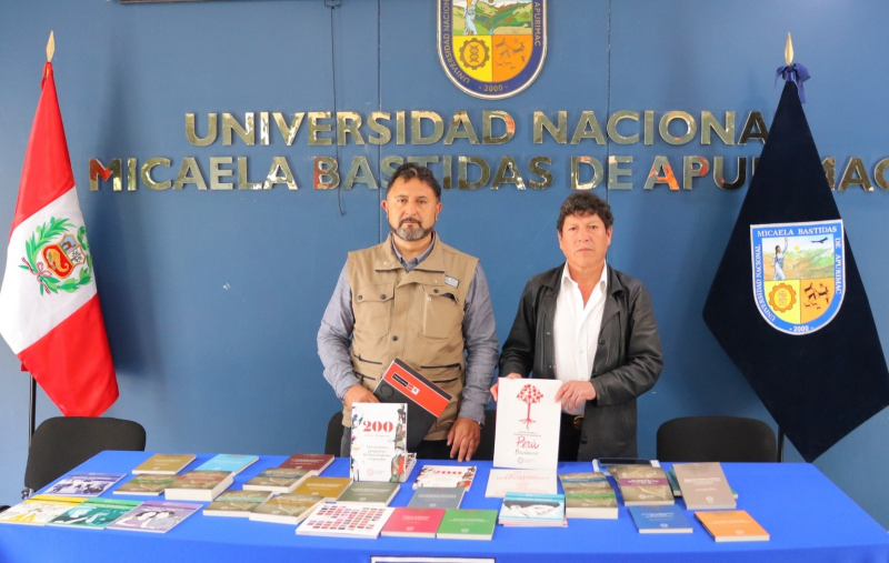 Ministerio de Cultura entrega libros de la Colección Bicentenario a la UNAMBA