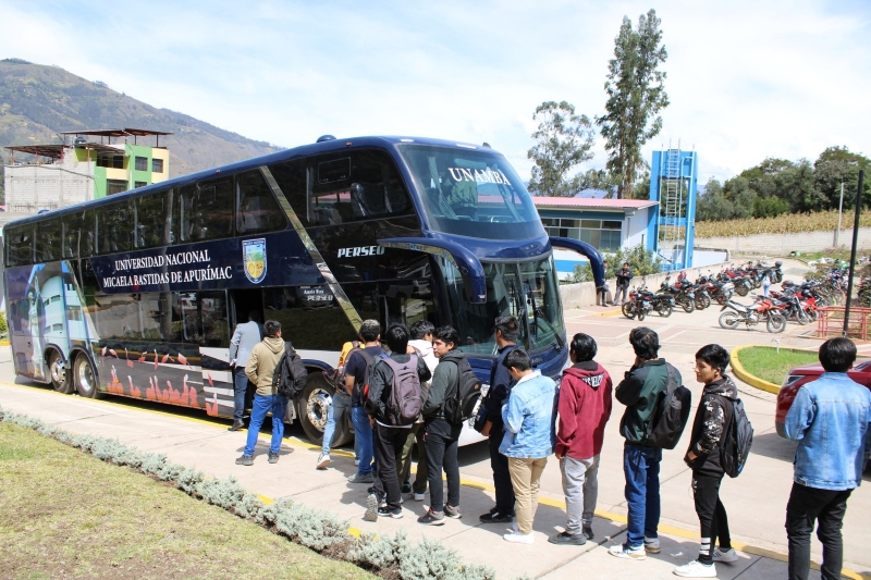 Estudiantes de la UNAMBA complacidos por la llegada del ómnibus universitario interprovincial de dos pisos