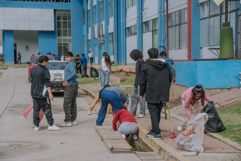 Estudiantes de Ingeniería Agroindustrial realizan jornada de limpieza de su pabellón con motivo de celebrar su XXII aniversario