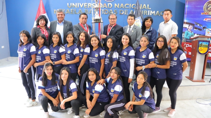 Las campeonas de la Liga de Ascenso de Fútbol Femenino de Tamburco 2023 entregaron el trofeo a las autoridades universitarias