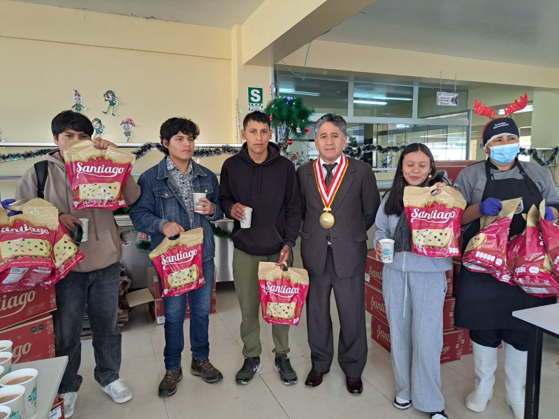 Gran chocolatada navideña y panetones para estudiantes de la UNAMBA