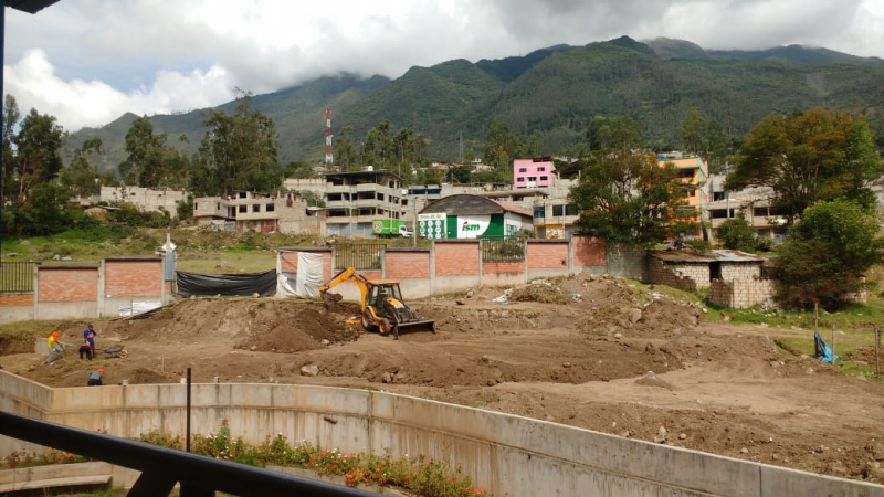 Se vienen realizando las labores de aplanado de suelos, para la construcción de Aulas de la Escuela de Ingeniería Civilv