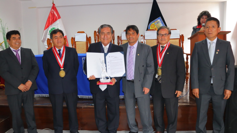 Ceremonia de reconocimiento, despedida y cese del servior administrativo Nilo Farfán Mendoza