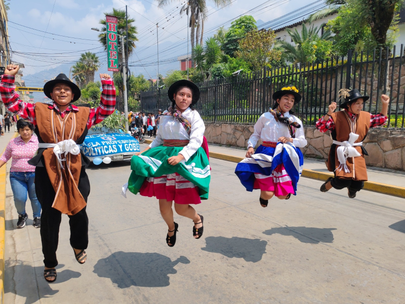 Vibrante pasacalle y concurso de danzas por el 24° aniversario de la UNAMBA