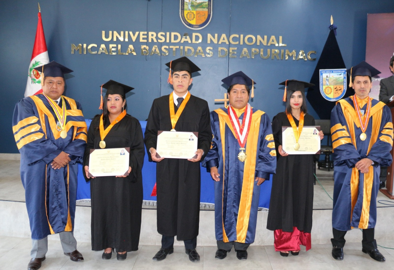 Ceremonia de colación de grados y títulos en la UNAMBA