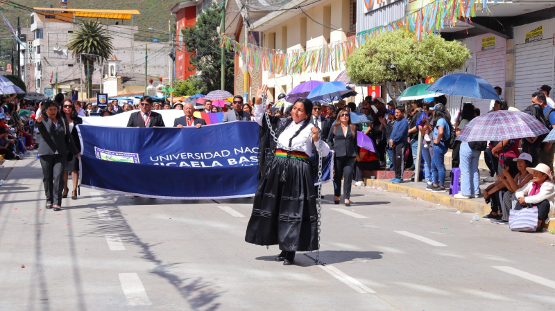 Autoridades universitarias y trabajadores docentes y no docentes de la UNAMBA participaron en el desfile cívico institucional por el 151 aniversario de Apurímac