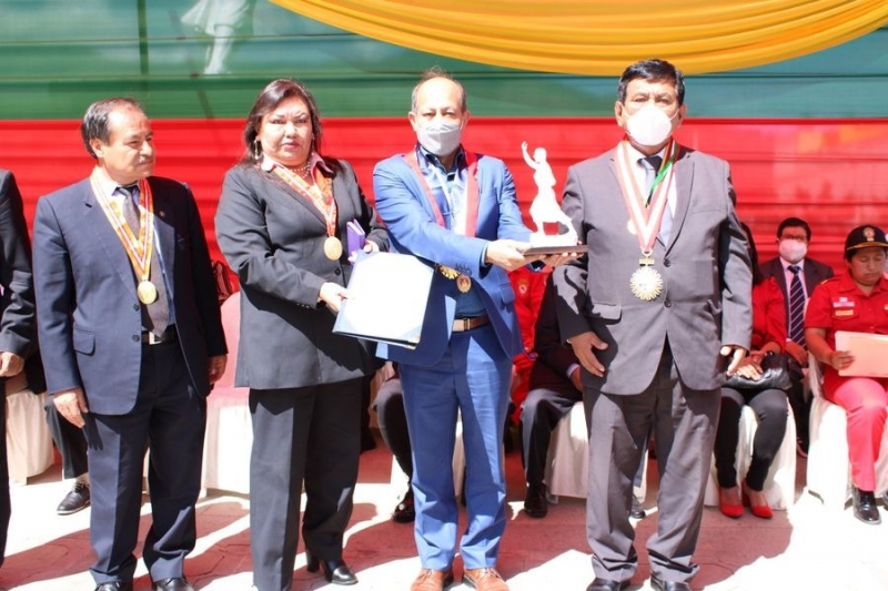 UNAMBA otorga reconocimiento al congresista de la república Héctor Valer Pinto