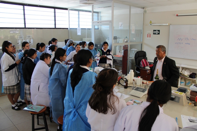 Estudiantes  del Colegio Santa Rosa de Abancay visitan el Laboratorio de Química Orgánica