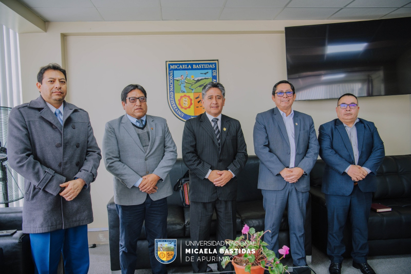 Rector de la UNAMBA recibe visita del congresista Paúl Gutiérrez