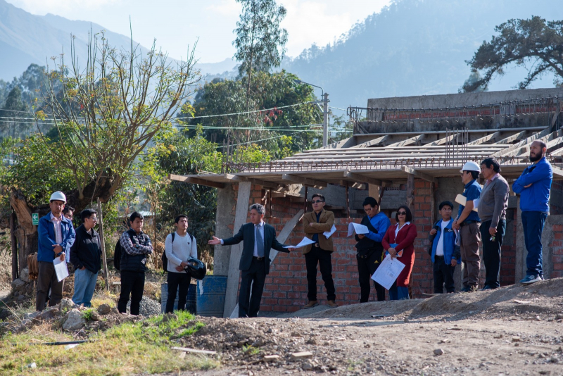 Rector de la UNAMBA y estudiantes de Ingeniería Civil visitan construcción de la sede de Colcaque