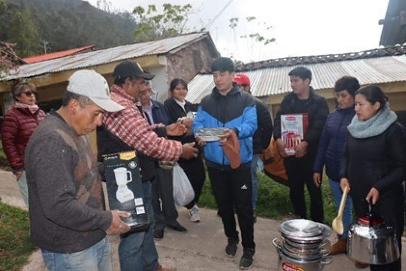 Docentes y estudiantes de Administración entregan donativos al Asilo de Ancianos de la comunidad de Tambo en Huancarama