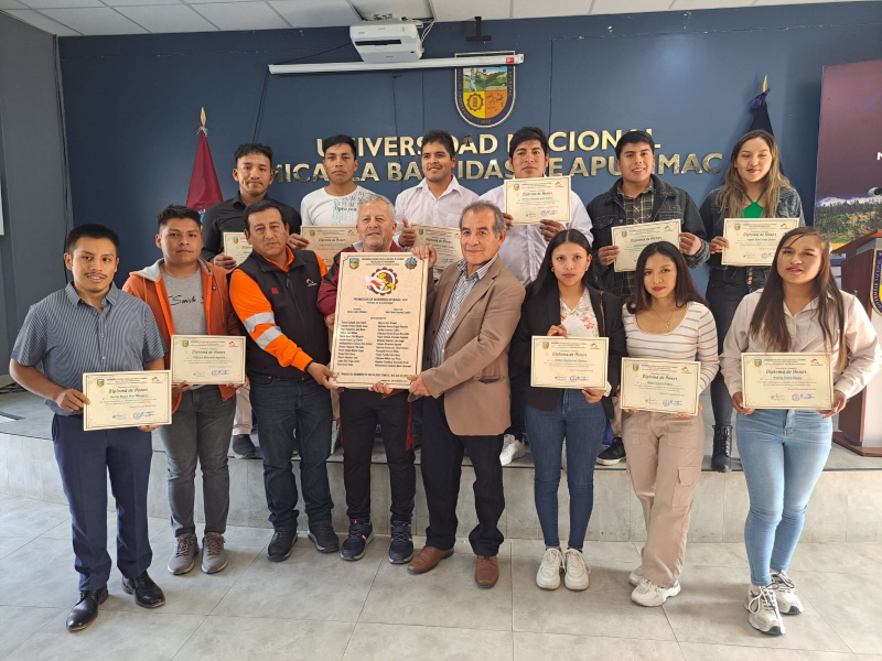 Egresados de Ingeniería de Minas reciben reconocimiento