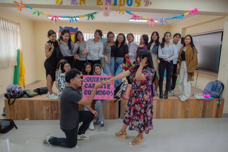 Estudiantes de Educación Inicial Intercultural Bilingüe presentan manualidades de danzas típicas y teatro estudiantil