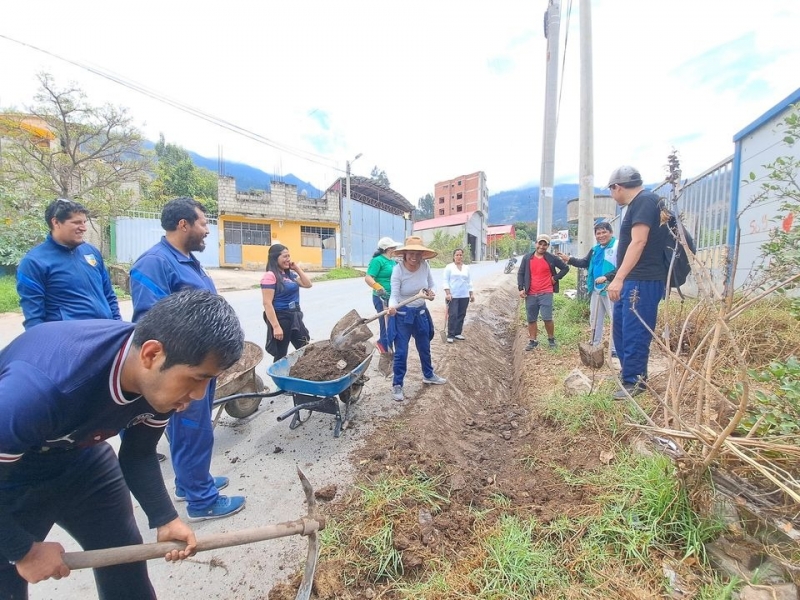 Trabajadores administrativos realizan jornada de limpieza en el frontis de la UNAMBA