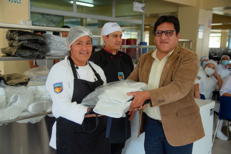 UNAMBA entrega vestuario de protección al personal del comedor universitario